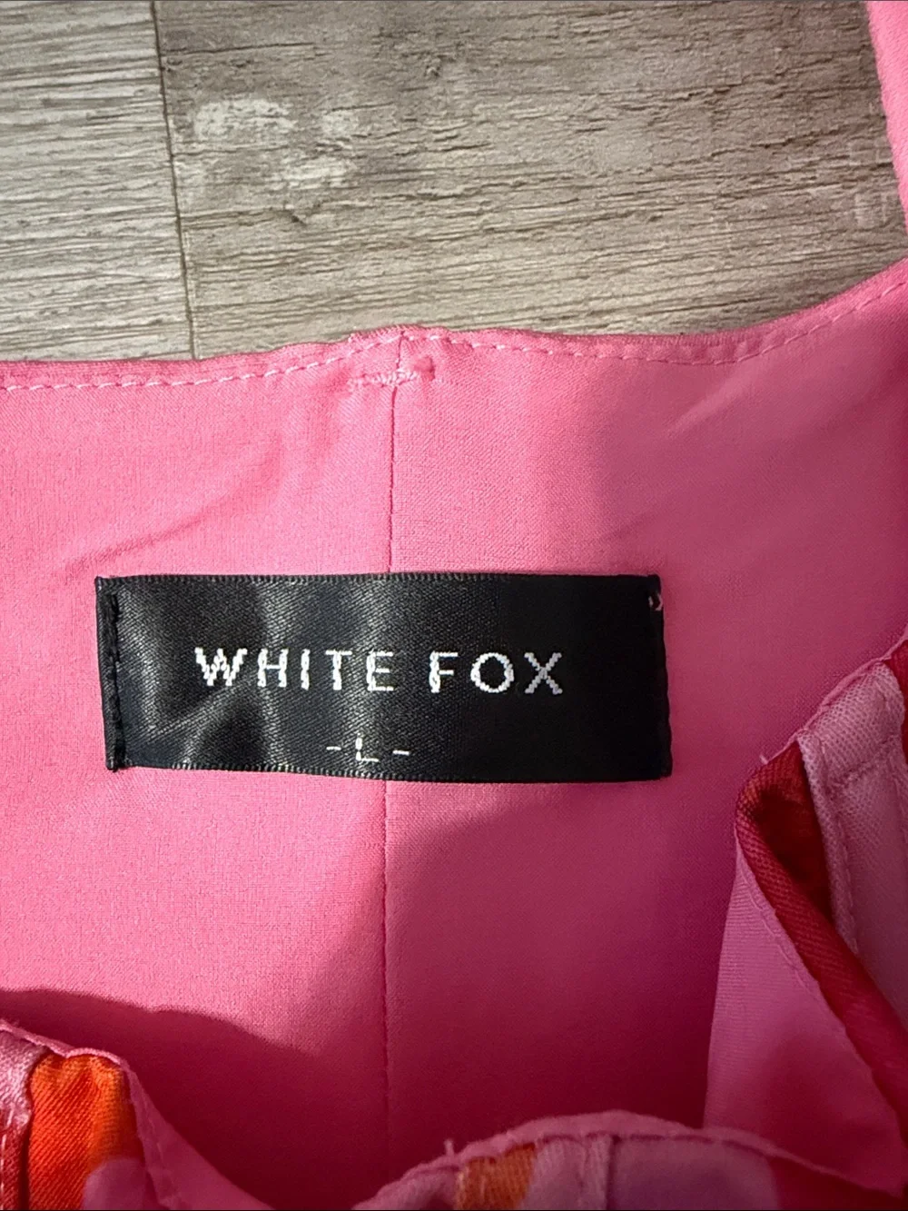 Women’s White Fox Boutique matching set- cropped shirt and short set 🩷